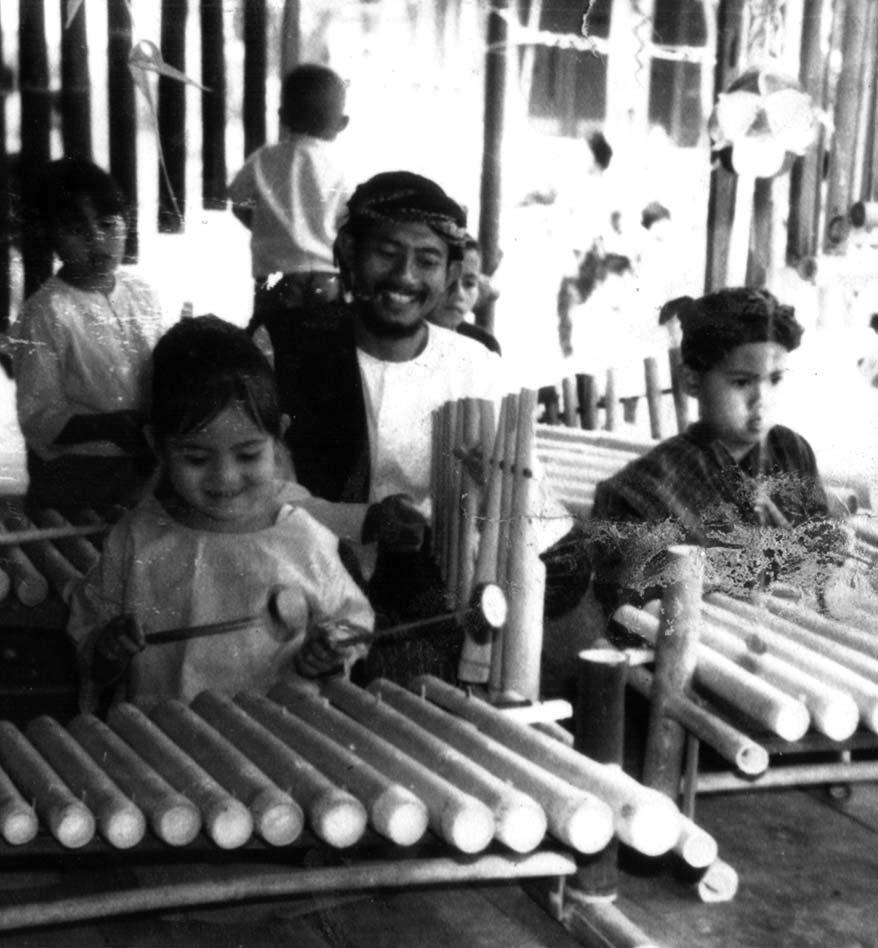 Anak-anak bermain alat musik bambu bersama Abah Udjo